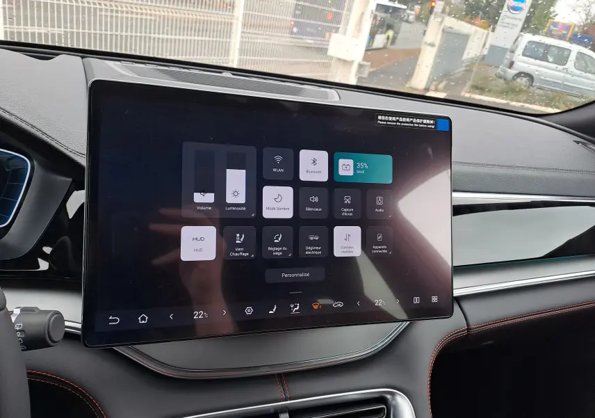 Écran tactile central du tableau de bord du BYD SEAL U 2025 en finition Comfort, intérieur noir avec surpiqûres rouges.