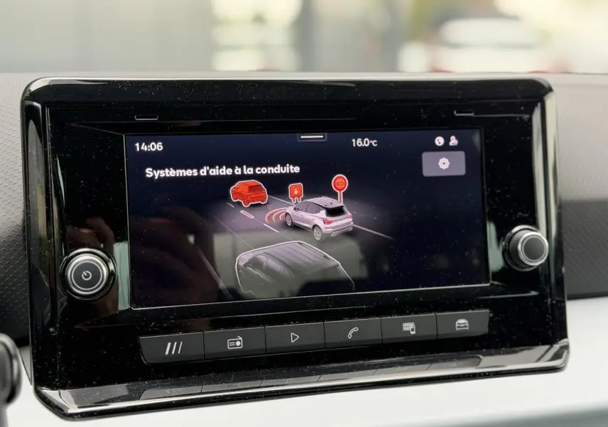 Écran tactile du système d'info-divertissement montrant l'interface des aides à la conduite dans un SEAT Arona.