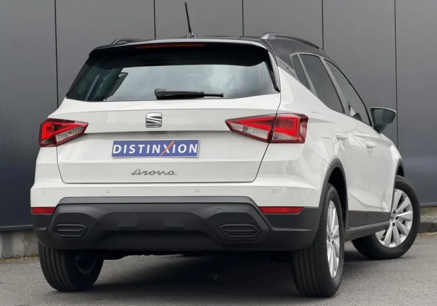 Vue 3/4 arrière droite du SEAT Arona blanc avec toit noir, feux arrière LED et jantes alliage 16 pouces.