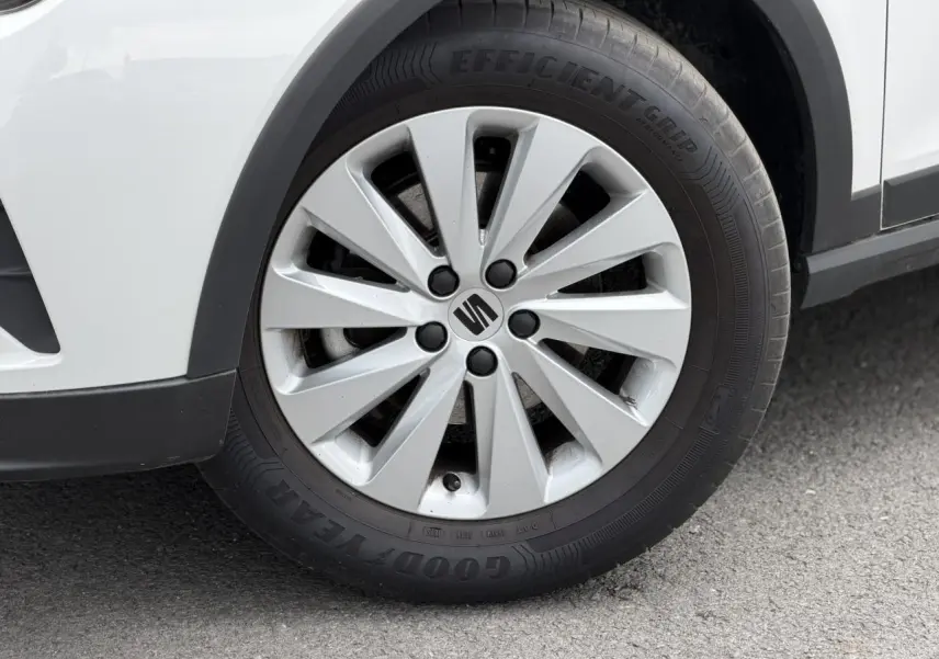 Gros plan sur la roue avant droite blanche d'un SEAT Arona 2025 avec jante alliage 16 pouces et pneu Goodyear.