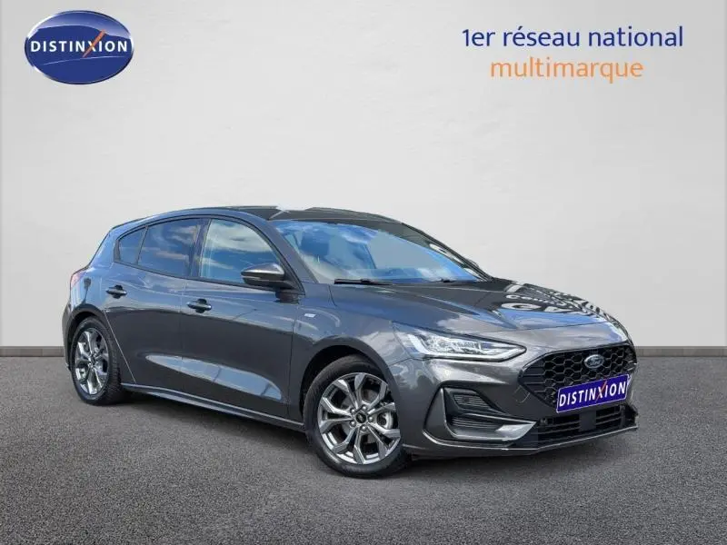 Ford Focus 1.5 EcoBlue 2025 gris lunaire métallisé vue 3/4 avant avec jantes alu et calandre noire.