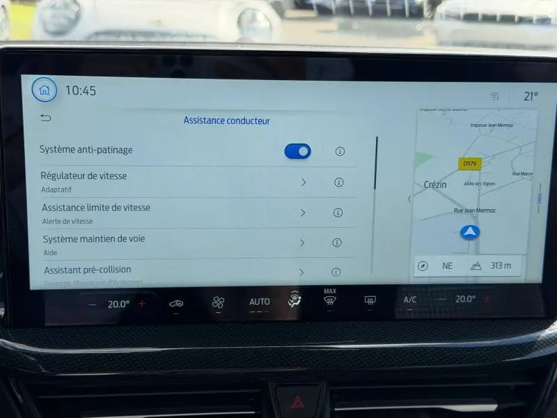 Écran tactile central de la Ford Focus 2025 affichant les aides à la conduite et la navigation GPS.