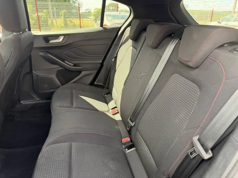 Vue intérieure côté droit des sièges arrière noirs avec surpiqûres rouges de la Ford Focus 1.5 EcoBlue 115ch ST-Line X 2025.