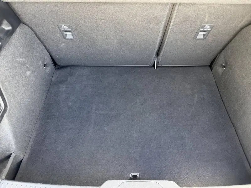 Coffre spacieux de Ford Focus 1.5 EcoBlue 115ch ST-Line X 2025, vue intérieure, revêtement tissu noir.