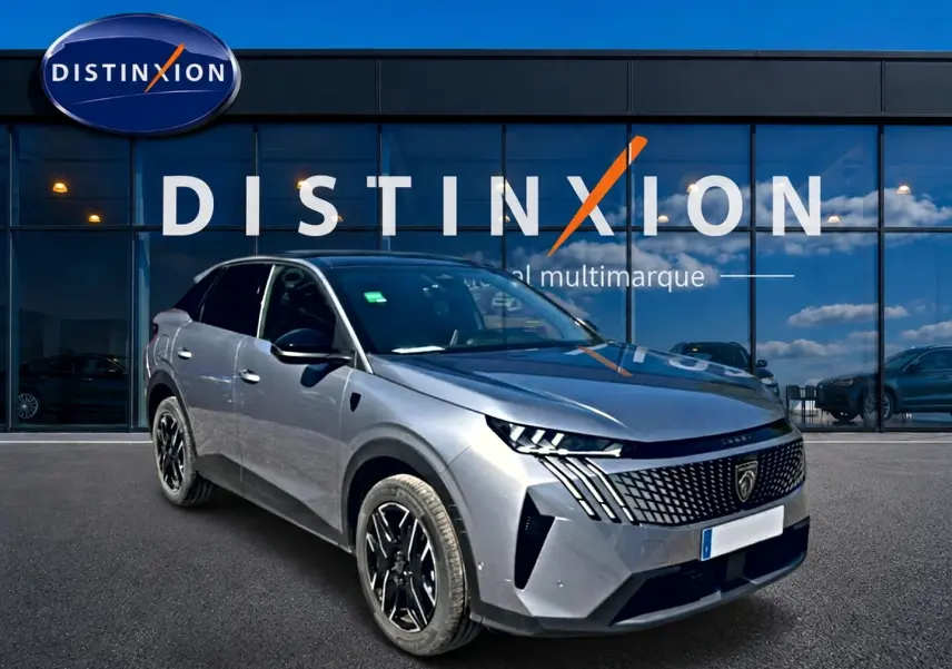 Peugeot 3008 gris en 3/4 avant droit, avec calandre distinctive et jantes noires devant showroom Distinxion.