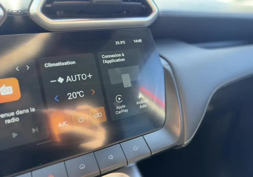 Écran tactile central du MG ZS 1.5 Hybrid+ 197 Luxury 2025, affichant climatisation et connectivité Apple CarPlay.