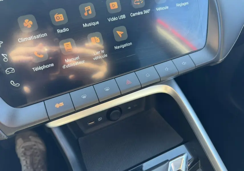 Gros plan sur l’écran tactile et la console centrale du MG Motor ZS 1.5 Hybrid+ 197 Luxury, intérieur moderne et épuré.