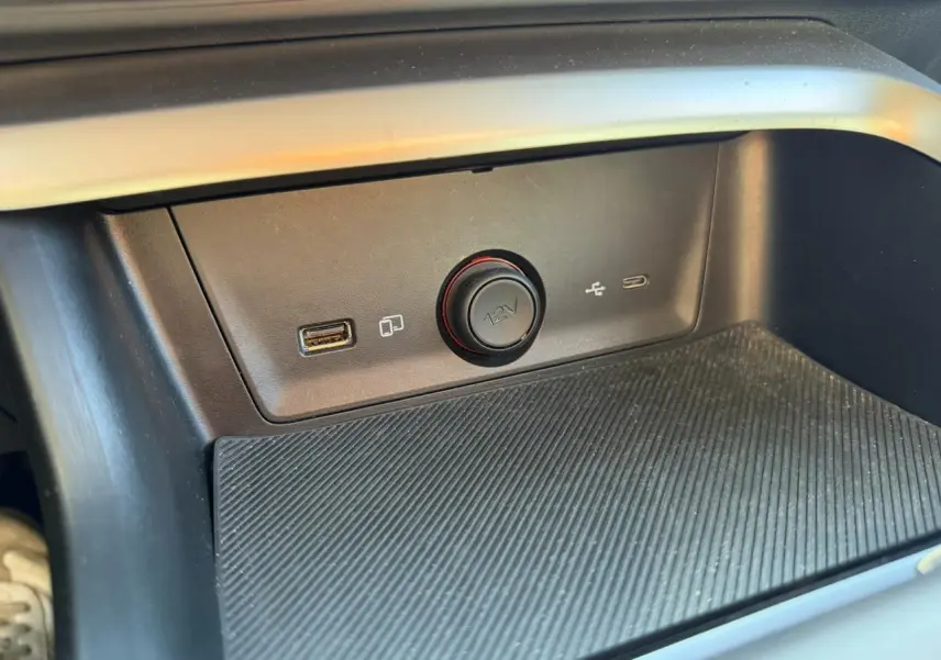 Gros plan sur la console centrale du MG ZS 1.5 Hybrid+ 197 Luxury montrant prises USB et prise 12V.