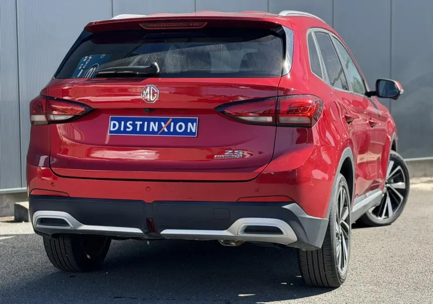 Vue 3/4 arrière droite du SUV MG ZS 1.5 Hybrid+ 197 Luxury en rouge Diamond avec jantes alliage 18 pouces.