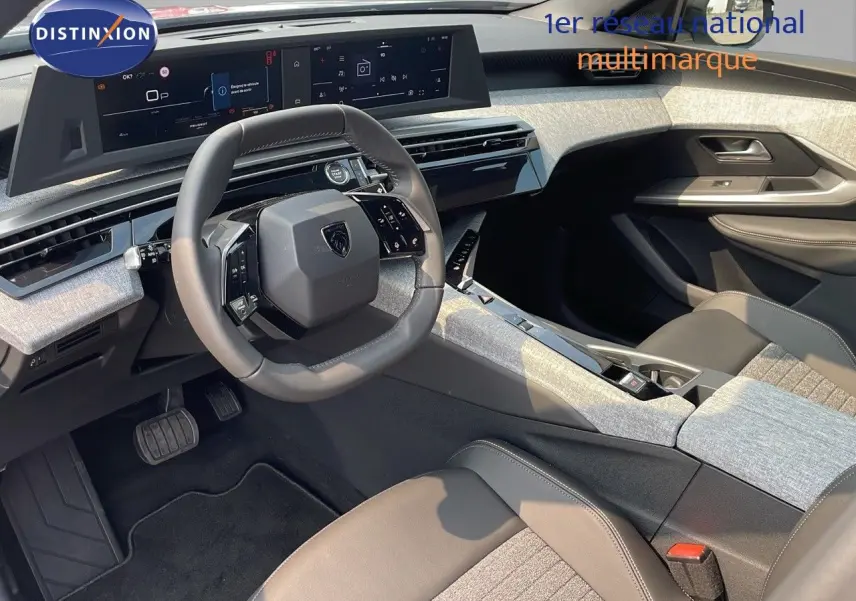 Vue intérieure côté conducteur du Peugeot 3008 2025, avec tableau de bord numérique et sellerie cuir gris clair.