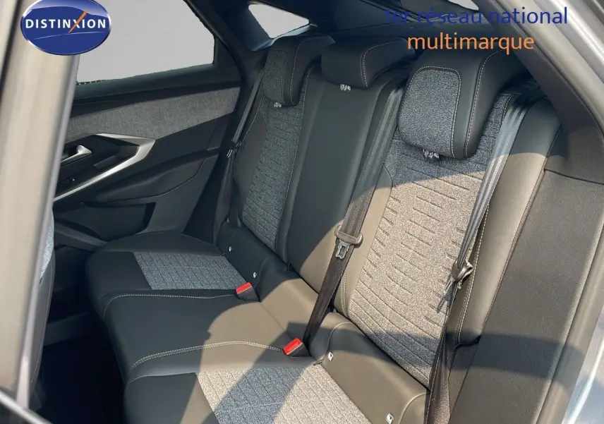 Vue intérieure sur les sièges arrière en cuir noir et tissu gris d'un Peugeot 3008 1.2 Hybrid 2025.