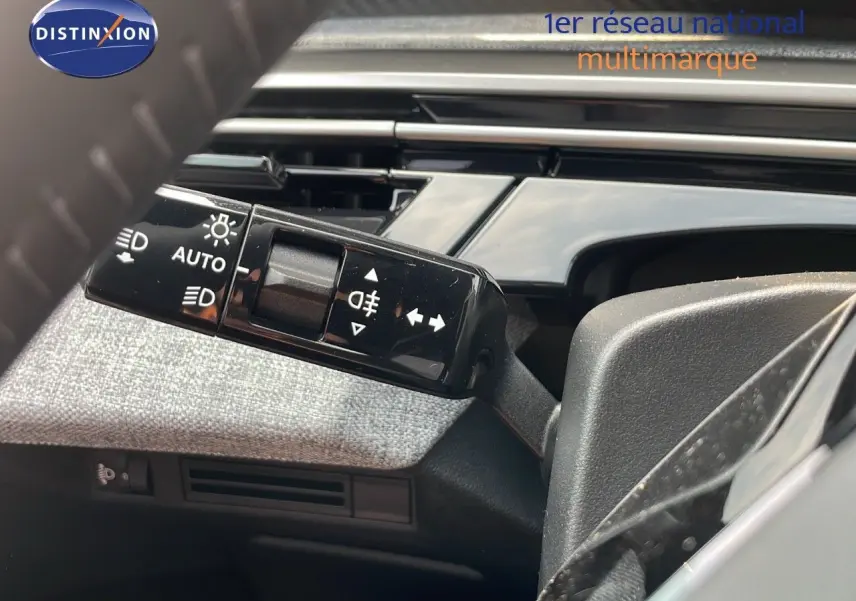 Gros plan sur la commande des feux et clignotants du Peugeot 3008 gris Artense, intérieur moderne et soigné.