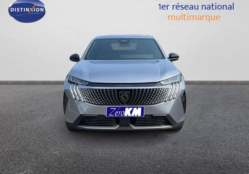 Vue frontale d’un Peugeot 3008 gris Artense métallisé avec calandre distinctive et feux LED en griffes.