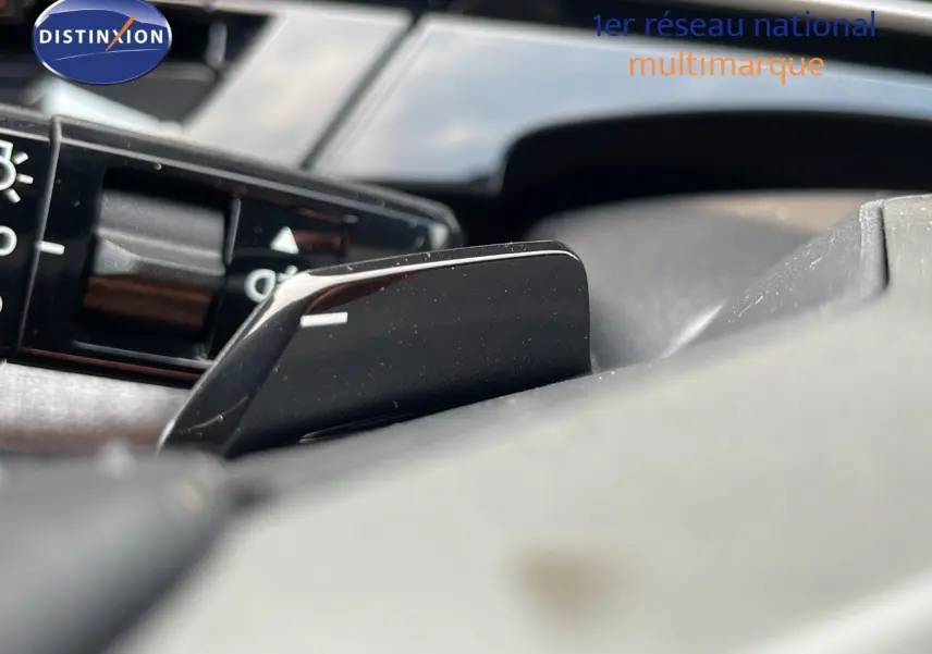 Gros plan sur la palette de changement de vitesse noire à l'intérieur du Peugeot 3008 gris Artense métal.