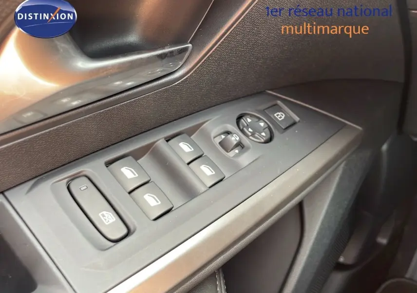 Gros plan sur les commandes des vitres et rétroviseurs côté conducteur d’un Peugeot 3008 gris 2025.