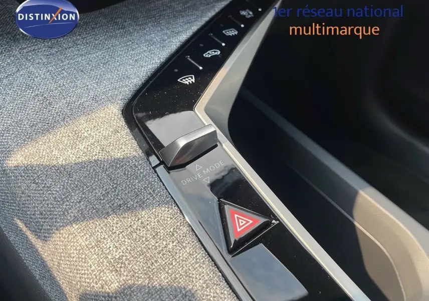 Gros plan sur la console centrale du Peugeot 3008 gris Artense, mettant en valeur les commandes Drive Mode et le bouton de warning.
