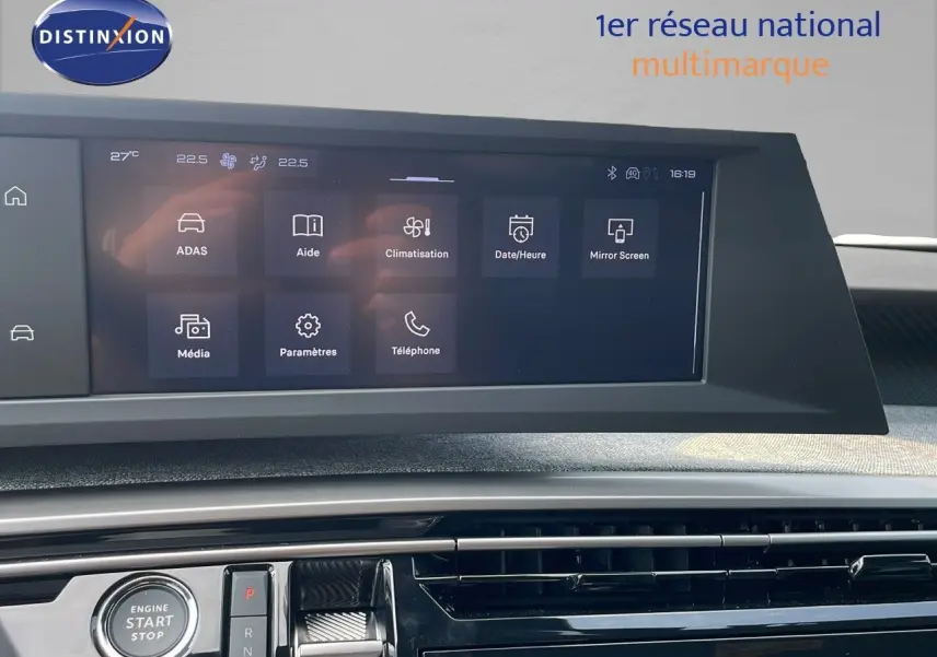 Vue rapprochée de l’écran tactile central et de la console d’une Peugeot 3008 gris Artense, affichant les options de climatisation et média.