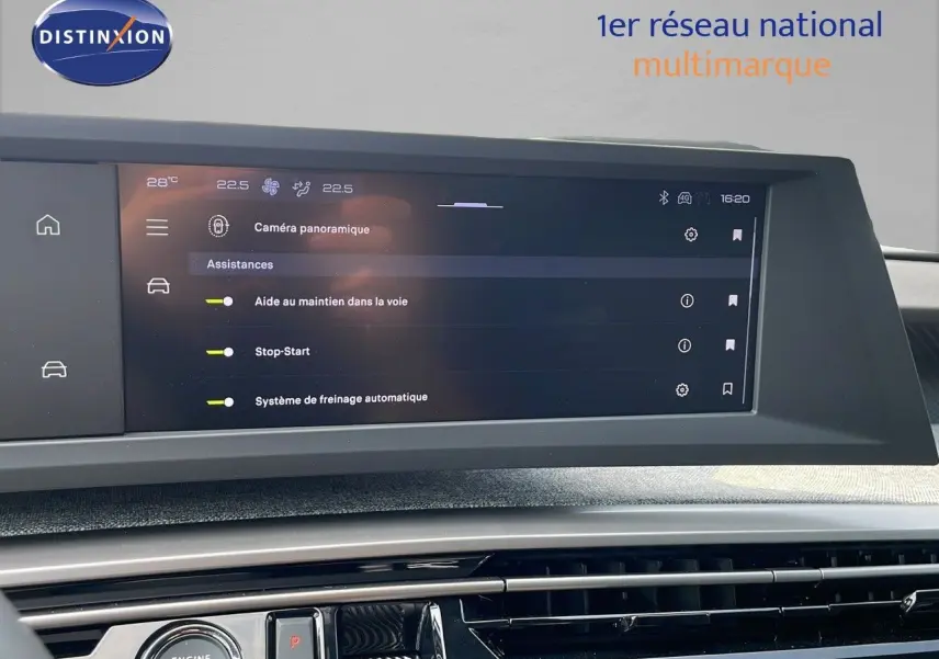 Écran tactile central du tableau de bord du Peugeot 3008 gris Artense, affichant les aides à la conduite.