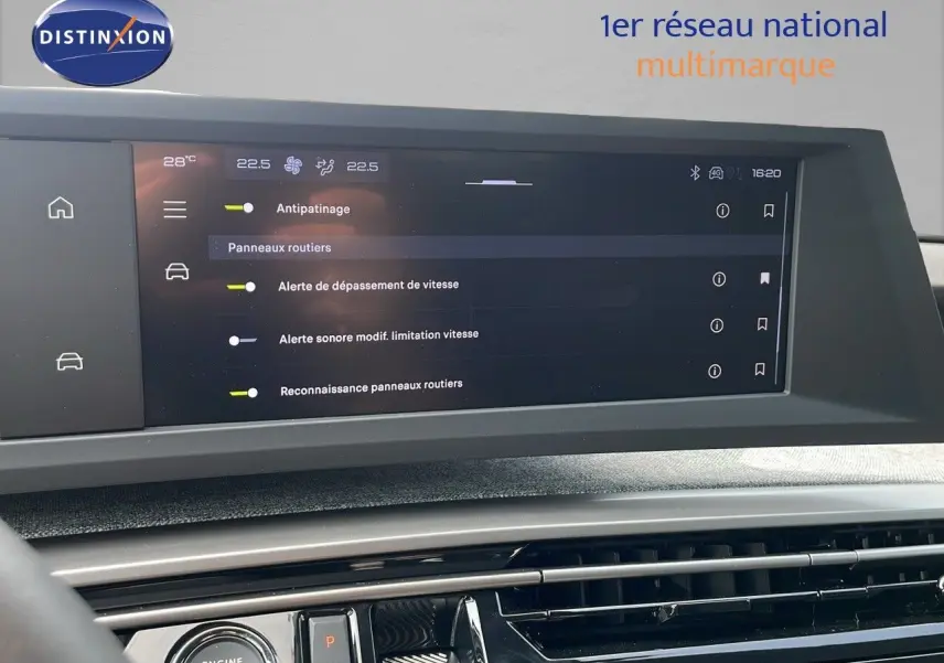 Écran tactile central du tableau de bord du Peugeot 3008 gris Artense, affichant les réglages d’aide à la conduite.