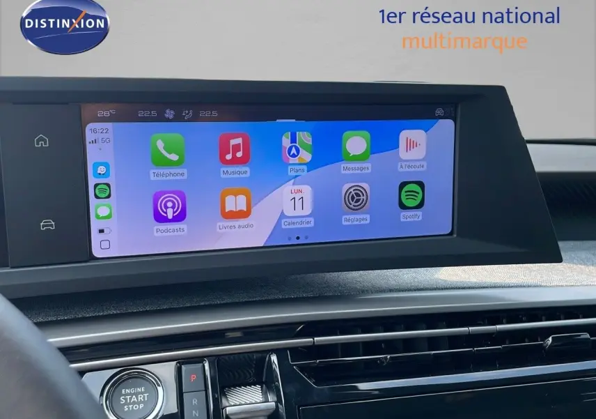Vue intérieure du tableau de bord du Peugeot 3008 gris Artense, avec écran tactile affichant des applications connectées.