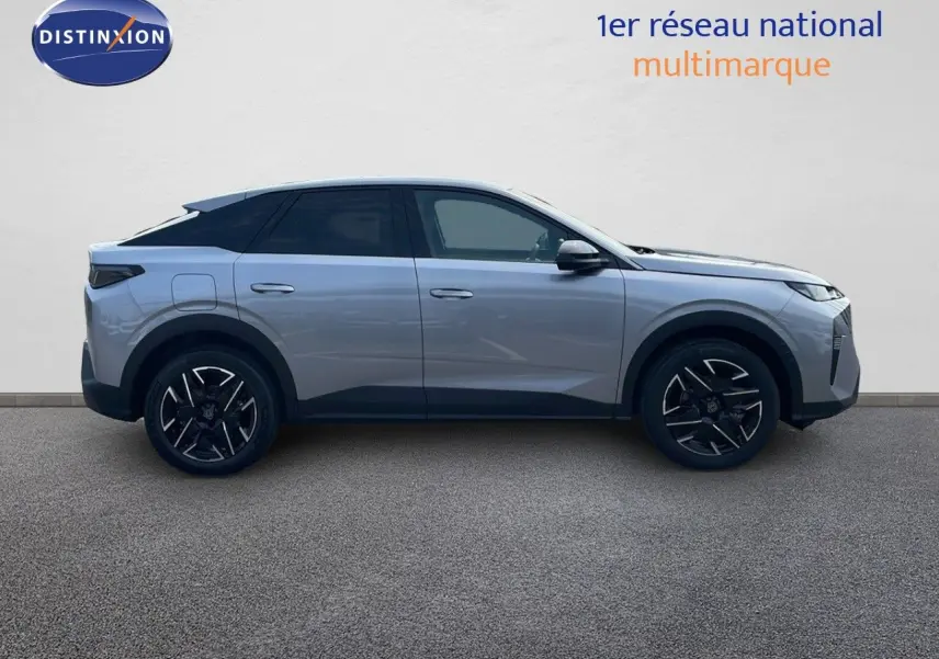 Vue de profil côté gauche d’un Peugeot 3008 hybride gris Artense métallisé avec jantes noires et toit noir.