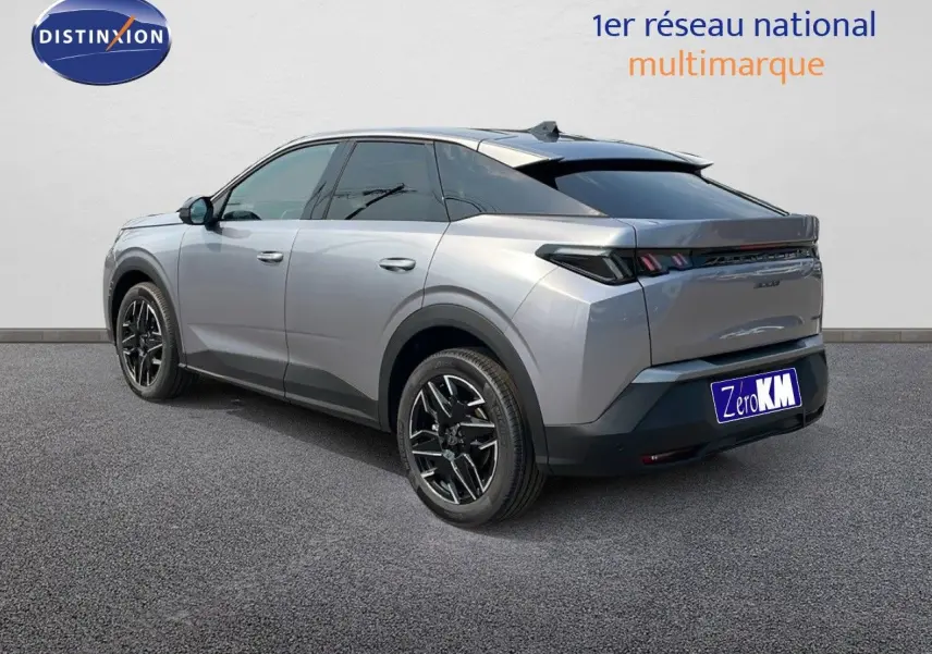 Vue 3/4 arrière droite d’un Peugeot 3008 gris Artense métallisé avec jantes noires et toit noir.
