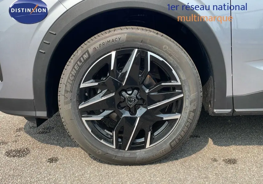 Gros plan sur la roue avant gauche d’un Peugeot 3008 gris Artense métal avec jante alliage noire et argentée.