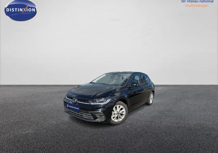 Volkswagen Polo 2025 noir intense nacré vue 3/4 avant avec jantes alliage Palermo 16 pouces sur sol gris.
