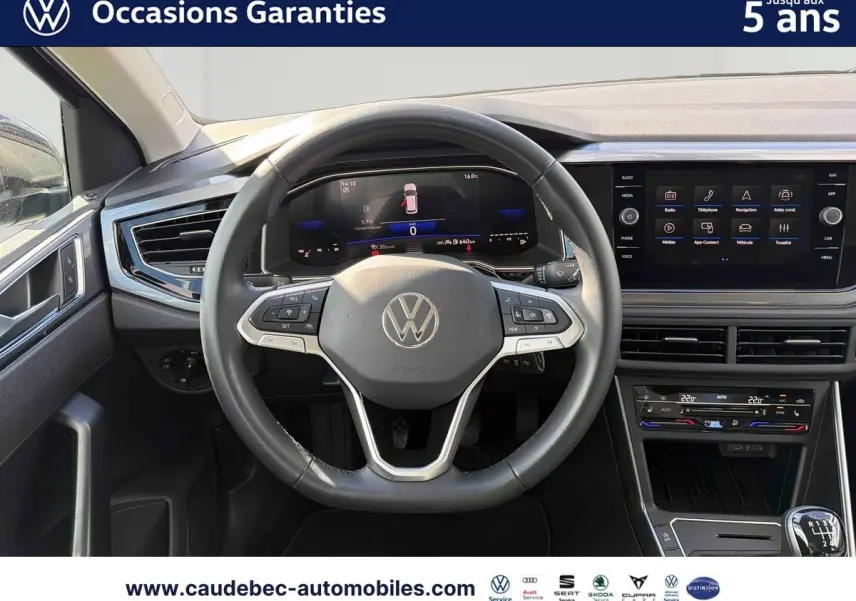Vue centrée sur le volant cuir et le tableau de bord digital de la Volkswagen Polo 2025 avec écran tactile et commandes multifonctions.