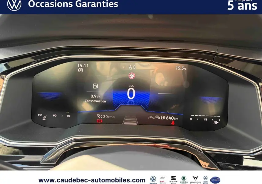 Vue rapprochée du combiné d'instruments digital de la Volkswagen Polo 2025 affichant la consommation et la vitesse à 0 km/h.