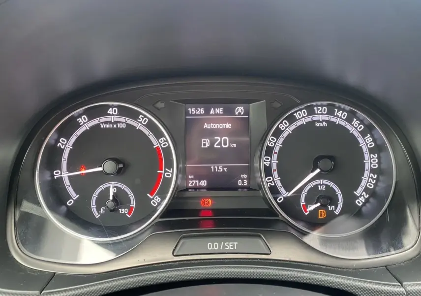 Vue rapprochée du tableau de bord de la Skoda Fabia 2021, affichant l'autonomie à 20 km et le compteur à 27 140 km.