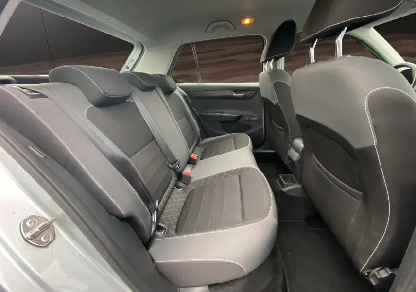 Vue intérieure arrière côté gauche montrant les sièges tissu gris et noir de la Skoda Fabia 2021 finition Ambiente.