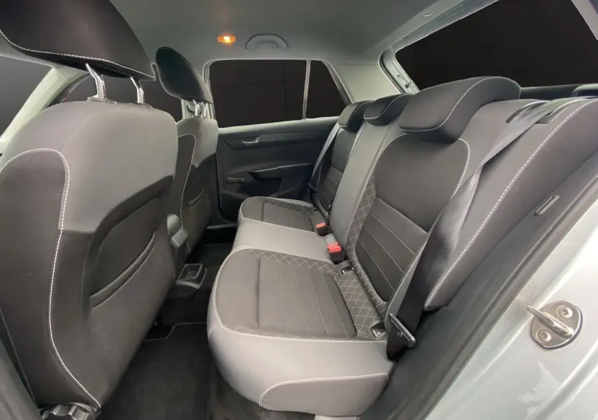 Vue intérieure arrière côté droit montrant les sièges tissu gris et noir de la Skoda Fabia 2021 gris argent.
