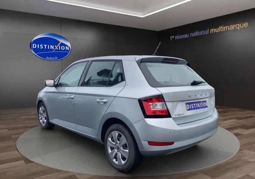 Vue 3/4 arrière droite d'une Skoda Fabia gris argent 2021 avec jantes acier et feux arrière distinctifs.