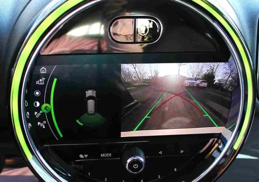 Écran central rond du MINI Countryman 2020 affichant la caméra de recul avec guidage vert et rouge, entouré d'un anneau lumineux vert.