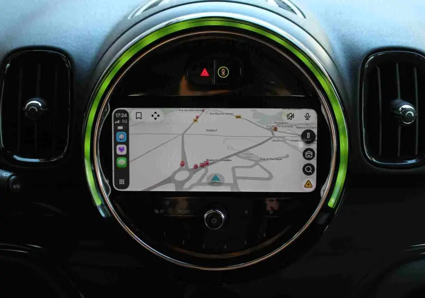 Gros plan sur l'écran tactile central rond du tableau de bord du MINI Countryman 2020 avec navigation affichée.