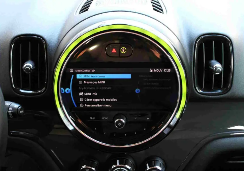 Gros plan sur l’écran central rond du tableau de bord du MINI Countryman 2020 avec éclairage LED vert autour.