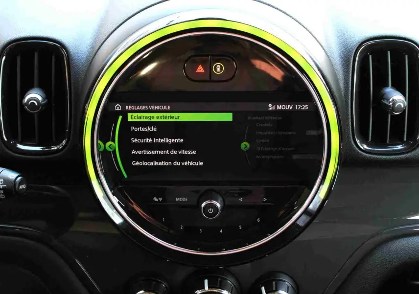 Vue rapprochée de l'écran central circulaire du tableau de bord du MINI Countryman gris perle, avec interface réglages véhicule.