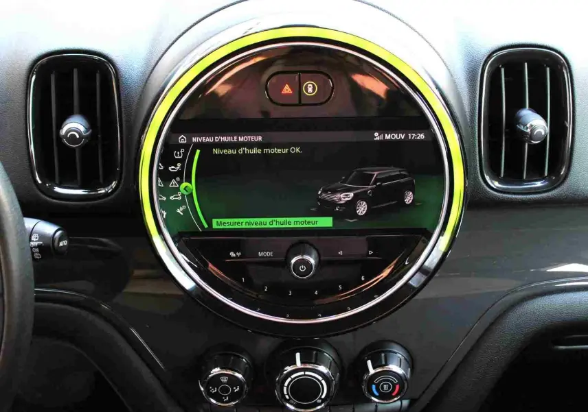 Tableau de bord du MINI Countryman 2020, affichage circulaire central avec indication du niveau d'huile moteur, ambiance noire.
