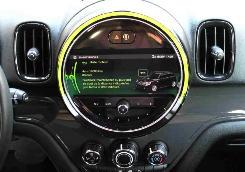 Vue rapprochée du tableau de bord du MINI Countryman gris perle, avec écran central circulaire affichant le statut moteur.