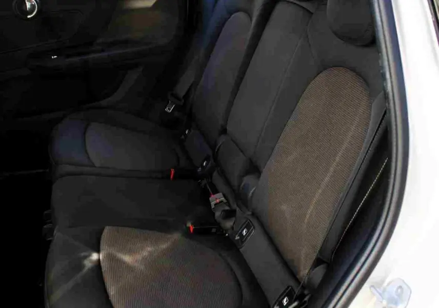 Vue intérieure côté droit des sièges arrière noirs et tissu gris du MINI Countryman II 2020 avec ceinture et appuie-têtes visibles.