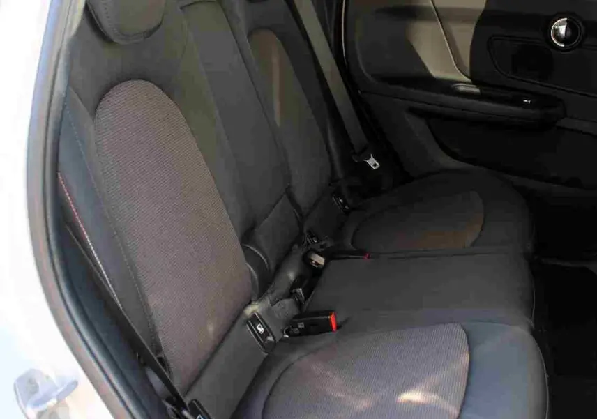 Vue intérieure côté gauche des sièges arrière en tissu noir avec surpiqûres contrastantes du MINI Countryman gris perle 2020.