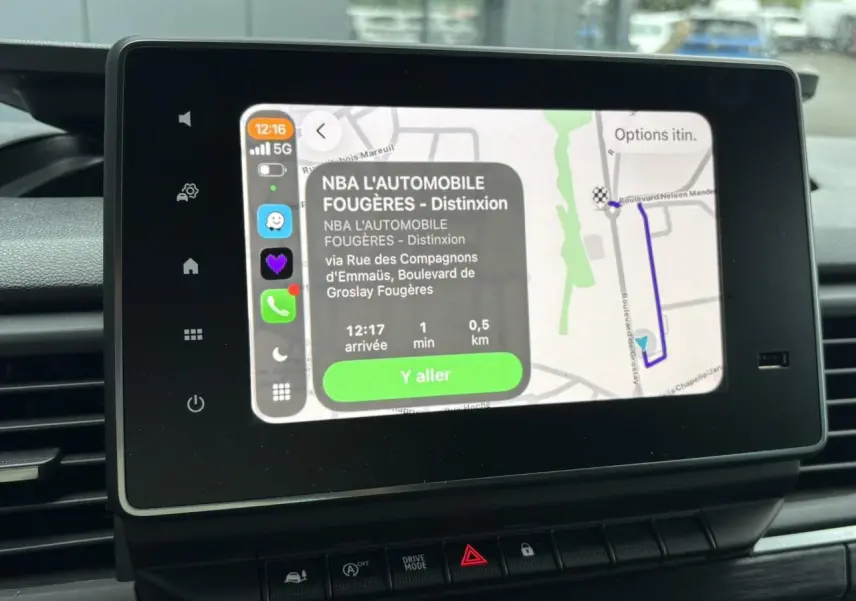 Écran tactile central du Nissan Primastar 2025 affichant la navigation avec interface smartphone connectée.