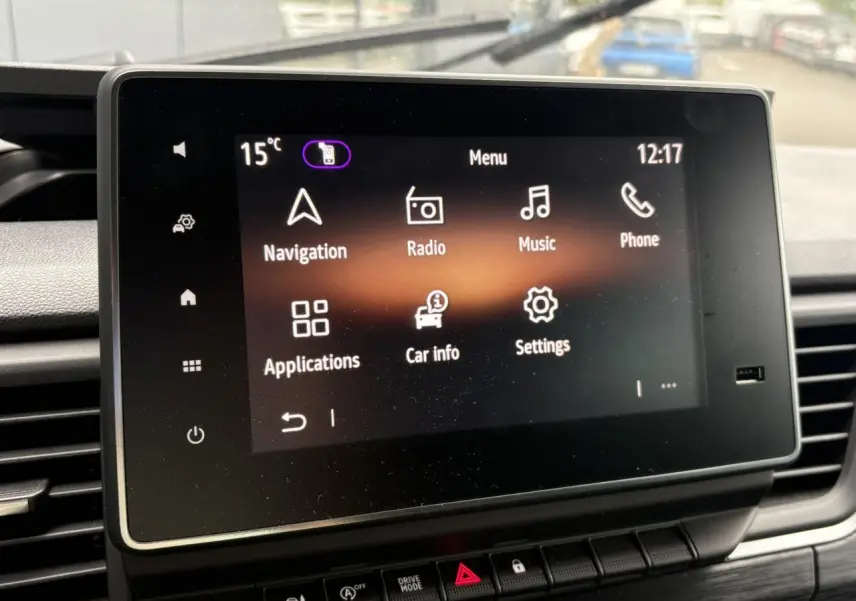Écran tactile central du tableau de bord du Nissan Primastar 2025, affichant le menu principal multimédia.