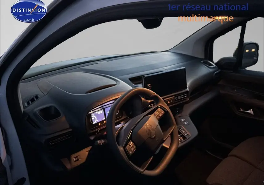 Vue intérieure côté conducteur du Citroën Berlingo Fourgon blanc 2025, tableau de bord et volant multifonction visibles.