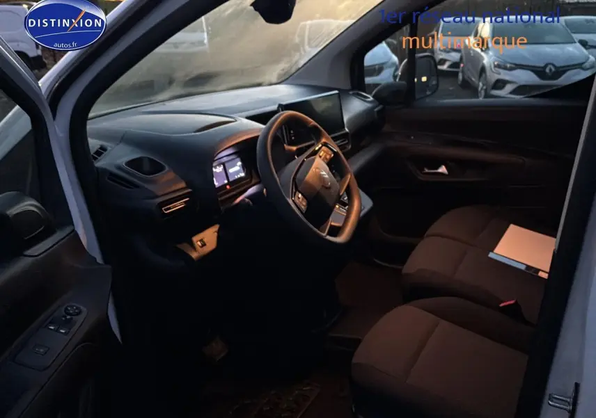 Intérieur avant du Citroën Berlingo Fourgon blanc 2025, vue côté conducteur avec tableau de bord et volant multifonction.