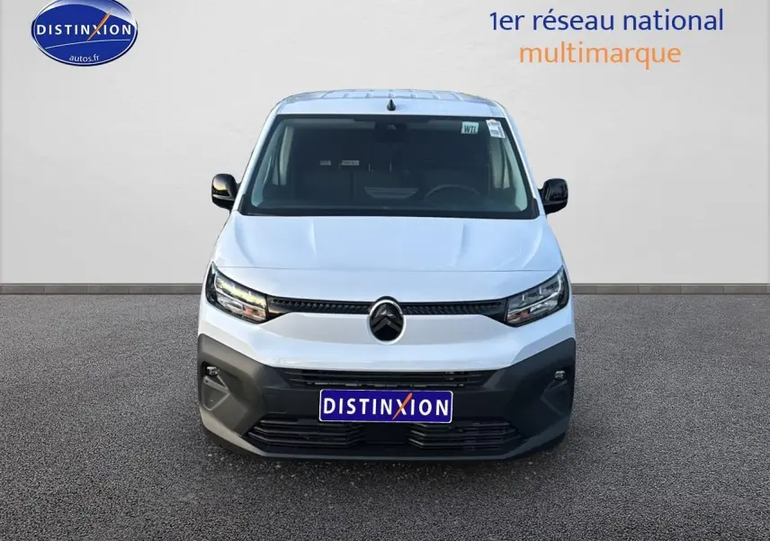 Vue frontale d'un Citroën Berlingo Fourgon XL blanc avec calandre noire et phares LED allumés.