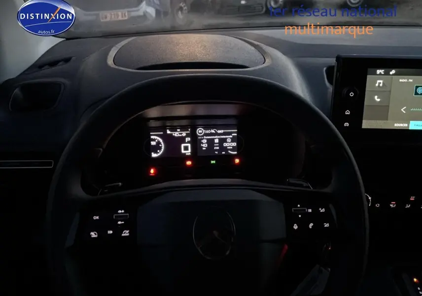 Vue intérieure centrée sur le volant et le tableau de bord numérique du Citroën Berlingo Fourgon blanc 2025.