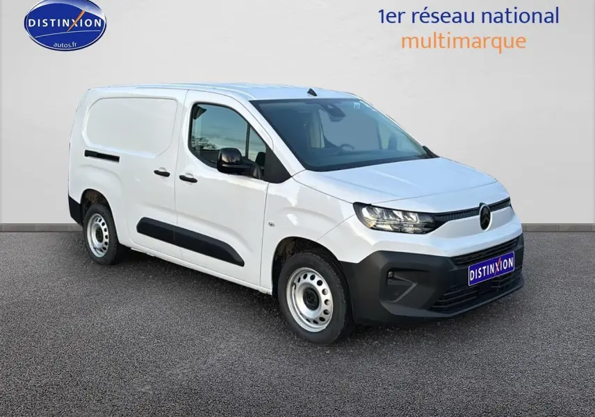 Vue 3/4 avant droit du Citroën Berlingo Fourgon XL blanc avec porte latérale coulissante et pare-chocs noir.