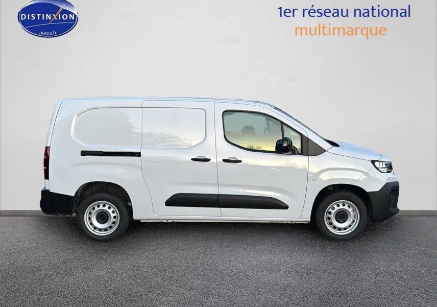 Profil droit d’un Citroën Berlingo Fourgon XL blanc avec porte latérale coulissante et jantes acier.